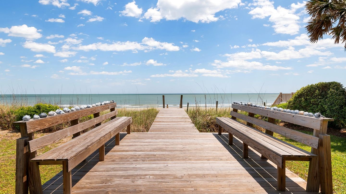 Luxurious Oceanfront Getaway with Stunning Views and Beach Access in Georgetown, South Carolina