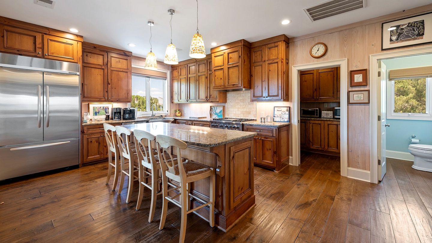 Luxurious Oceanfront Getaway with Stunning Views and Beach Access in Georgetown, South Carolina