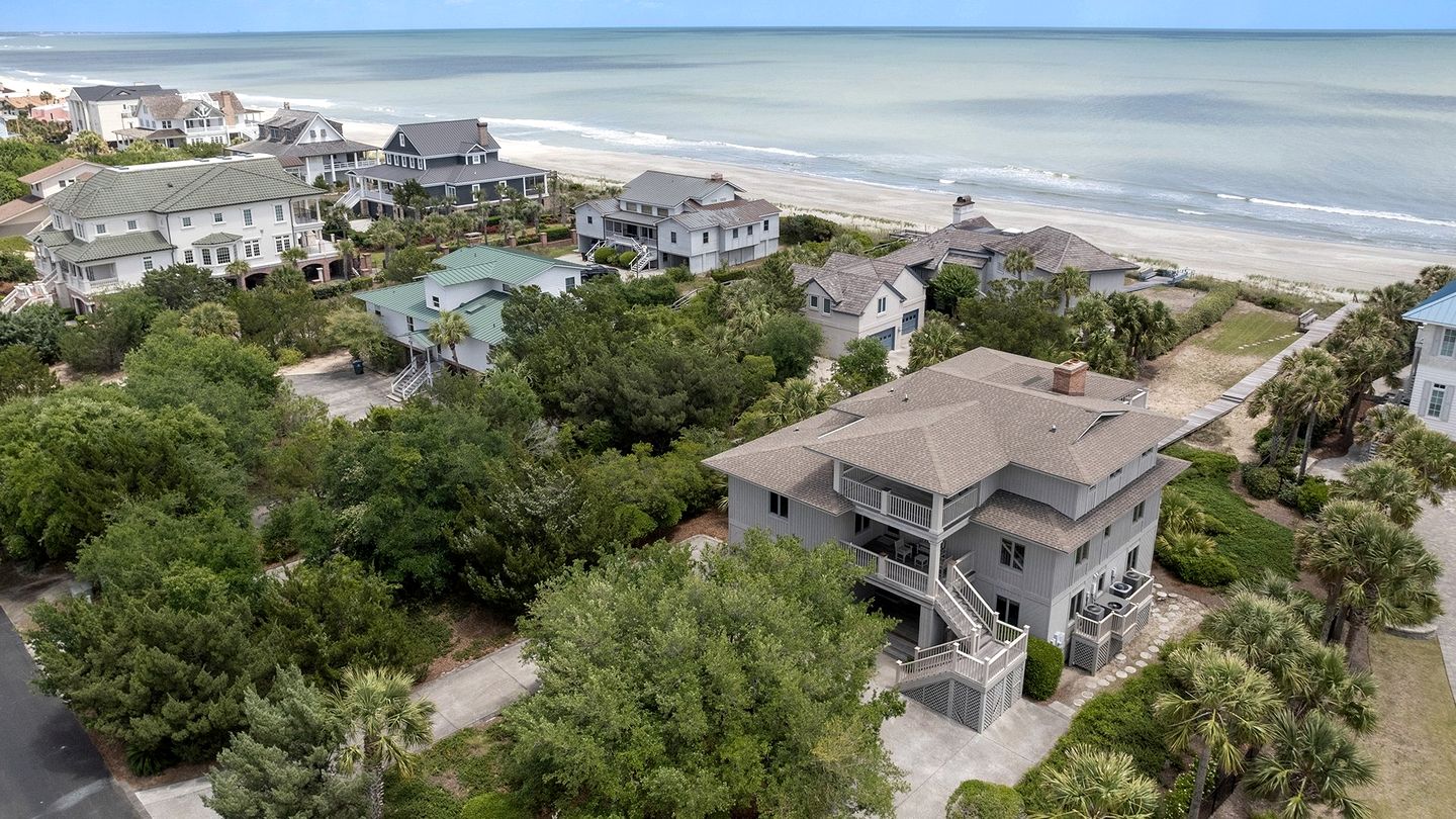Luxurious Oceanfront Getaway with Stunning Views and Beach Access in Georgetown, South Carolina