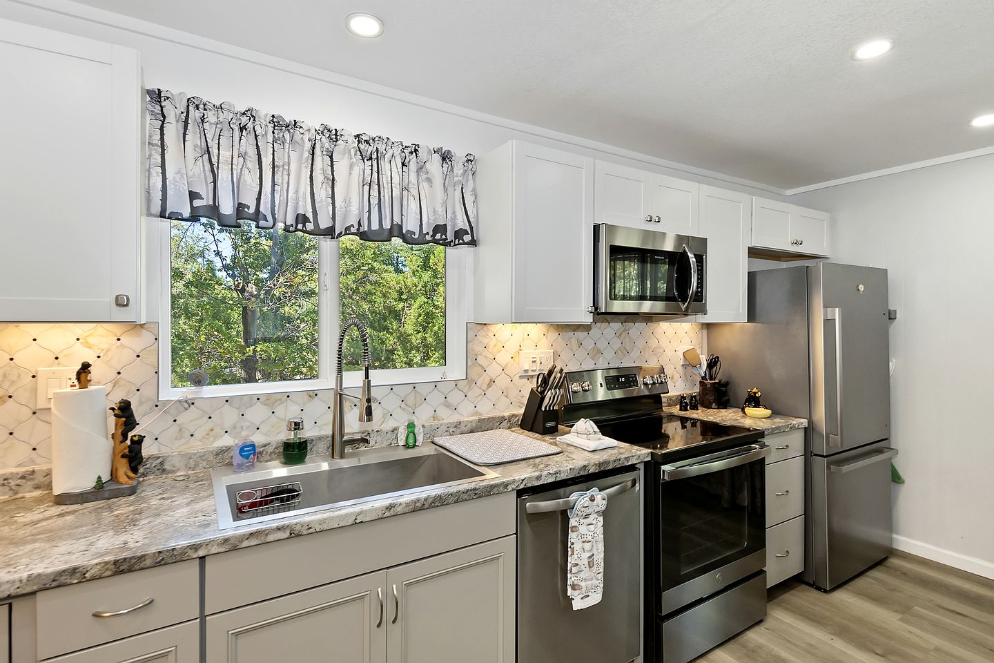California Dreaming: Charming Cabin with Game Room in Prime Location