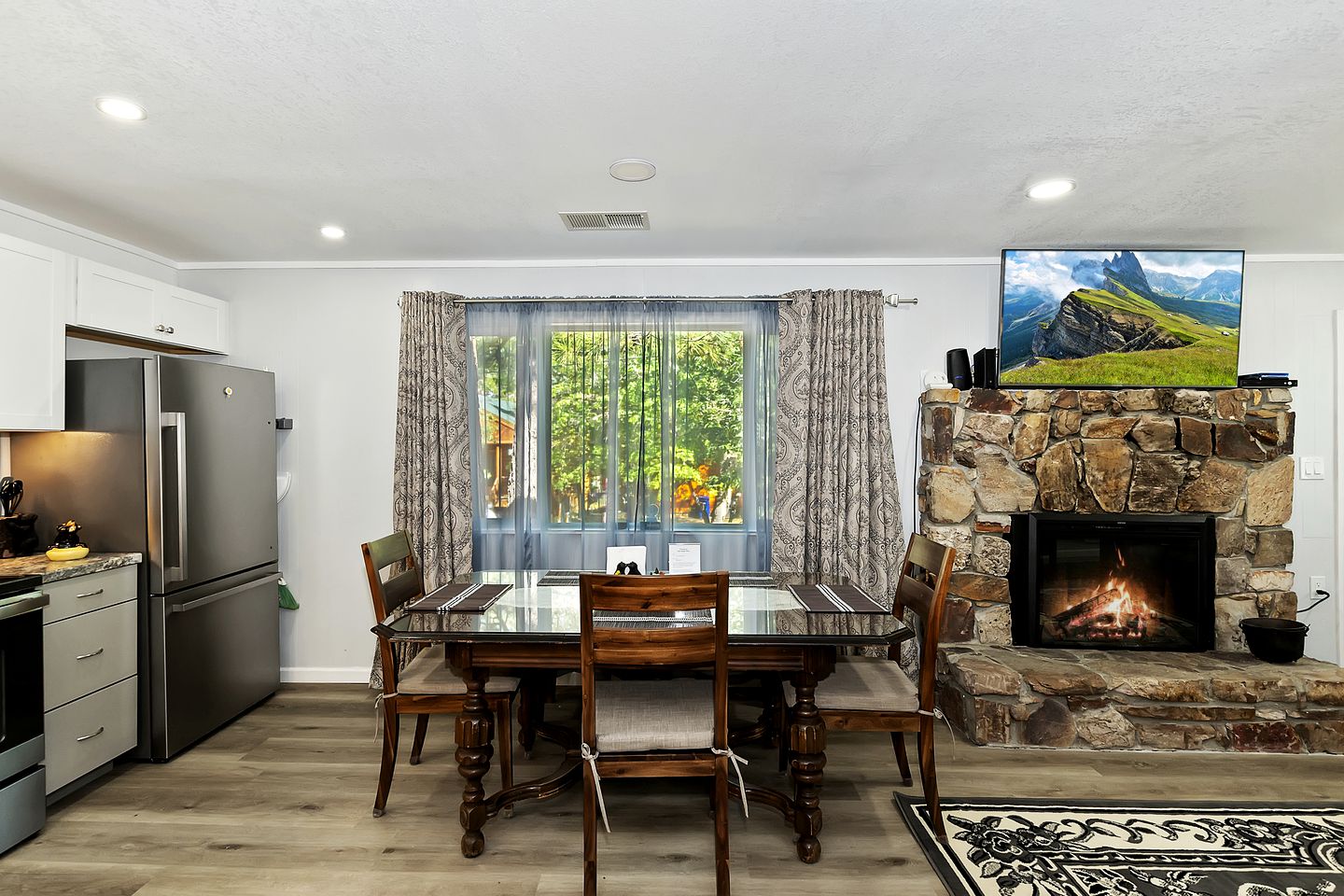 California Dreaming: Charming Cabin with Game Room in Prime Location