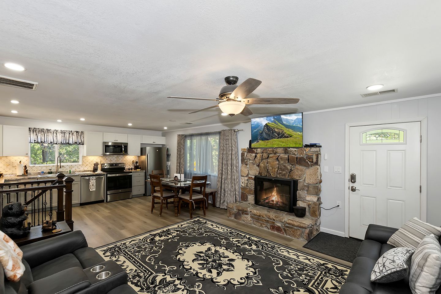 California Dreaming: Charming Cabin with Game Room in Prime Location