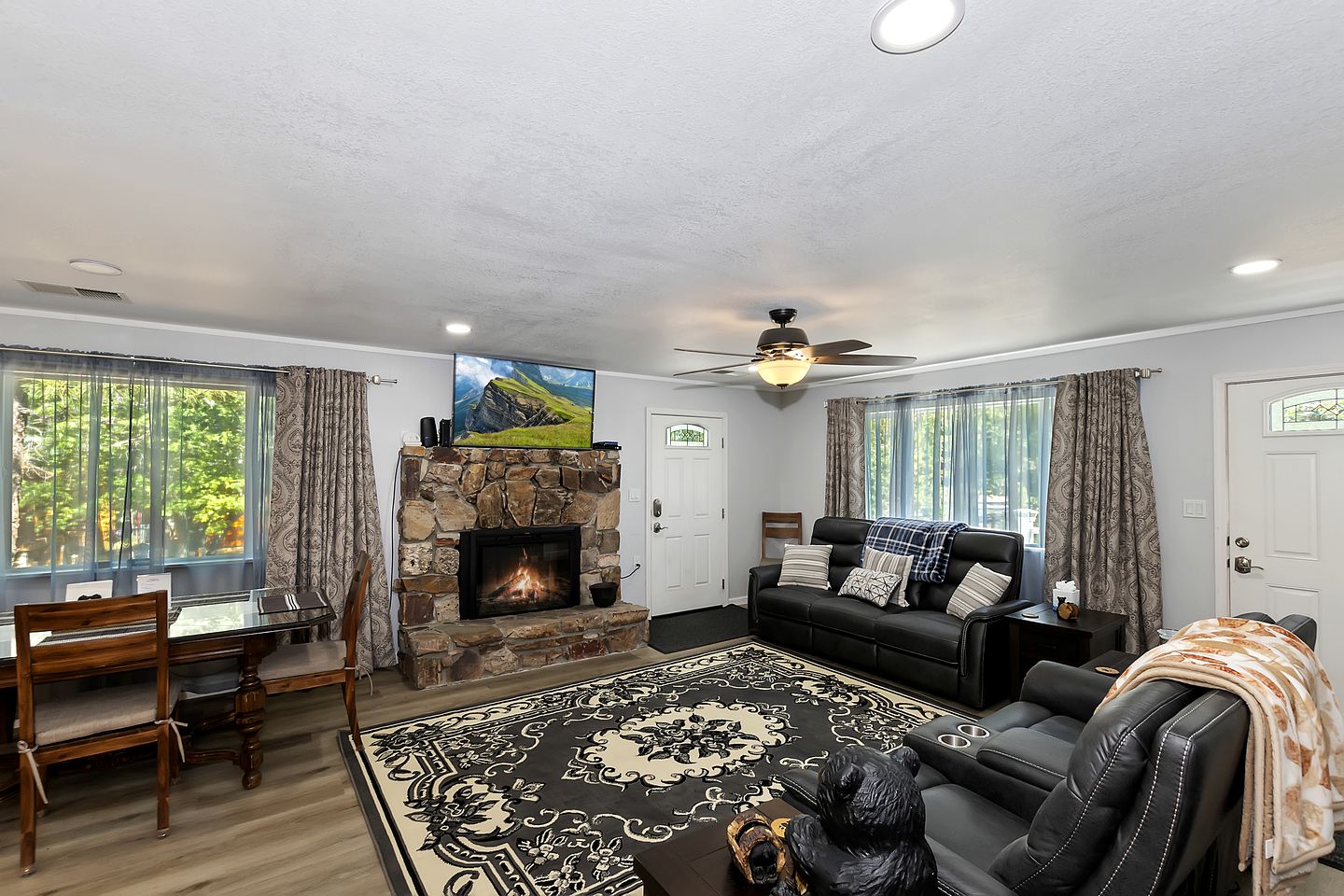 California Dreaming: Charming Cabin with Game Room in Prime Location