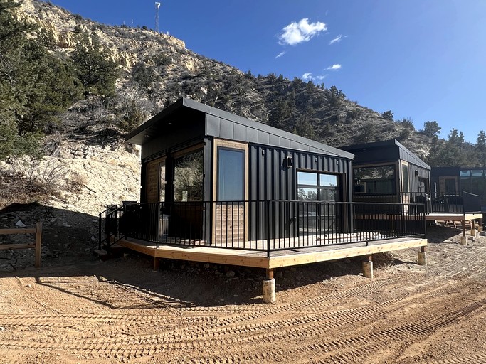 Tranquil Secluded Tiny House with Shared Pool in Orderville, Utah