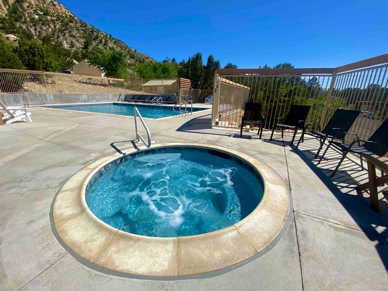 Tranquil Secluded Tiny House with Shared Pool in Orderville, Utah