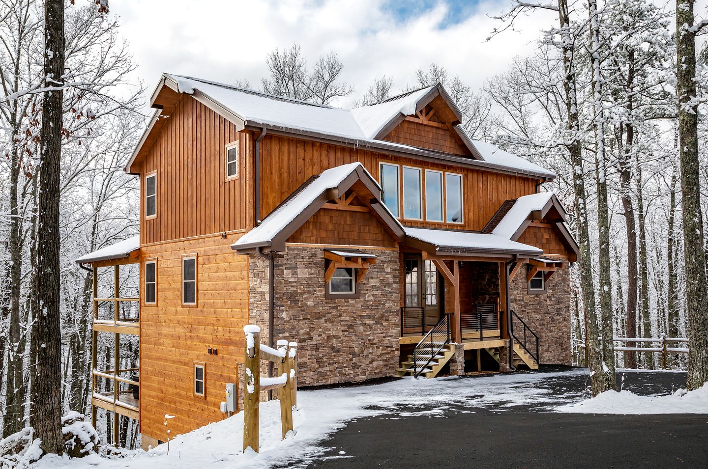 Mountain Elegance: Luxury Cabin with Stunning Views in Sevierville's Premier Location