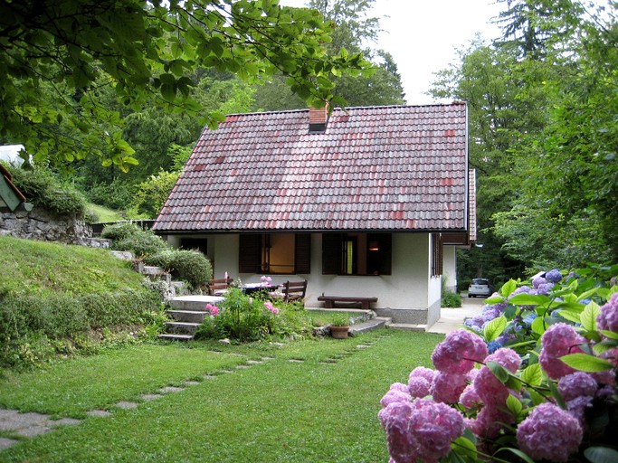 Cottages (Iška, Inner Carniola-Karst, Slovenia)