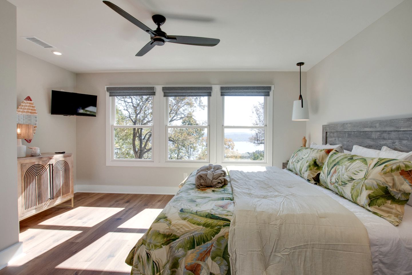 Magical Family Cabin with Breathtaking Beauty and Modern Interior in Alabama