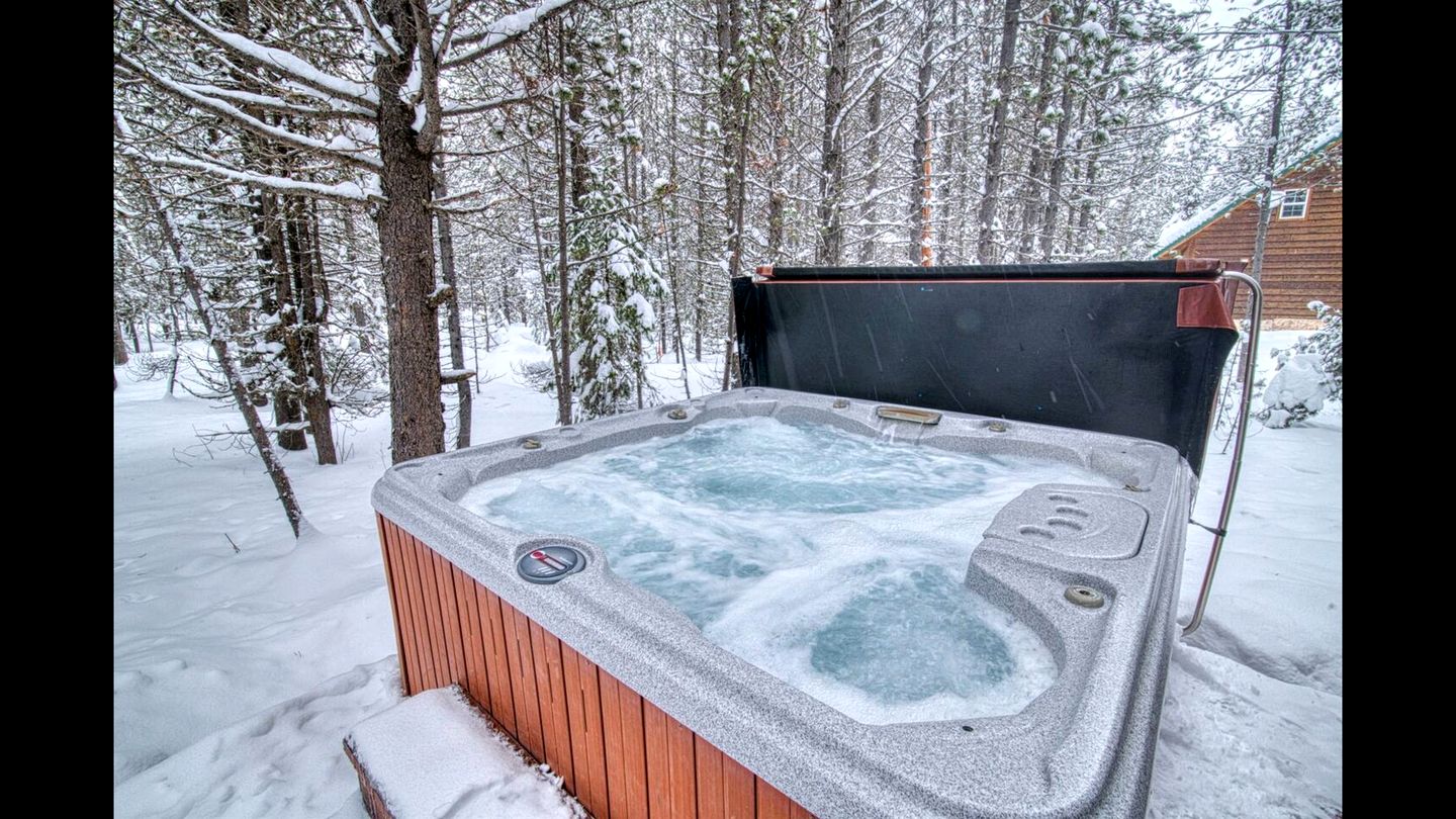 Cozy Island Park Cabin with Hot Tub & Lake Access near Rentals in Island Park, Idaho