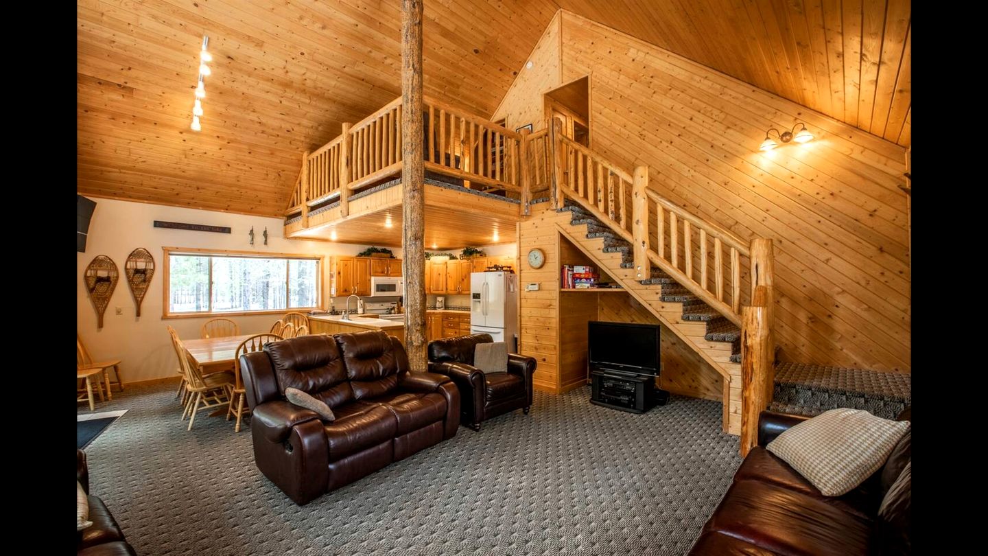 Cozy Island Park Cabin with Hot Tub & Lake Access near Rentals in Island Park, Idaho