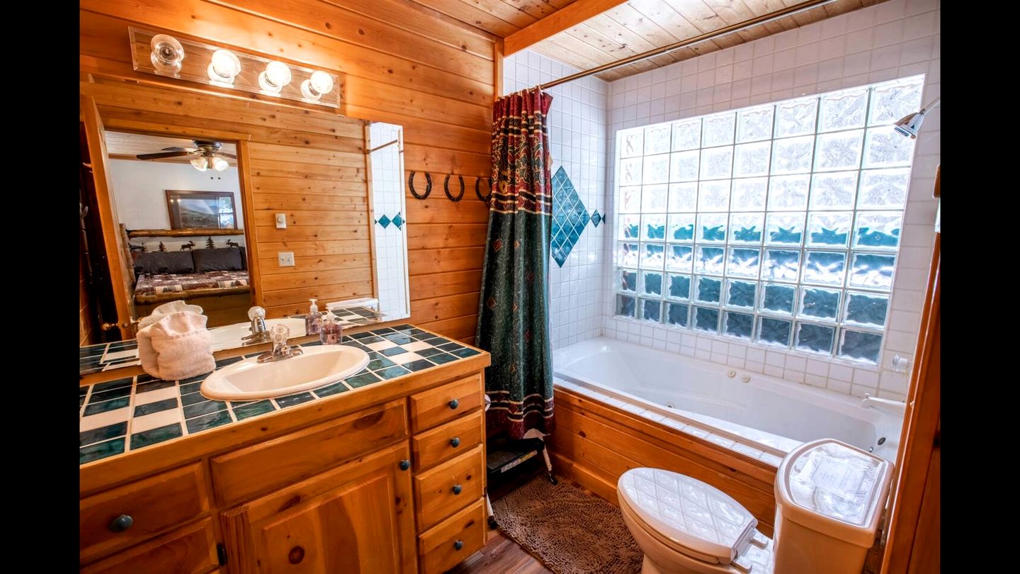 Cozy Island Park Cabin with Hot Tub & Lake Access near Rentals in Island Park, Idaho
