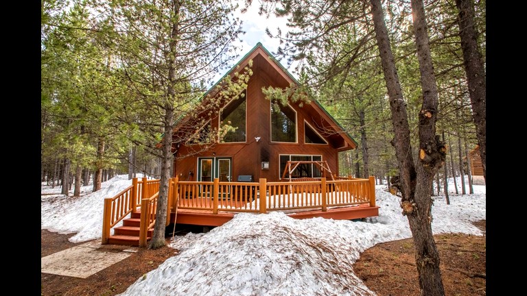 Cozy Island Park Cabin with Hot Tub & Lake Access near Rentals in Island Park, Idaho