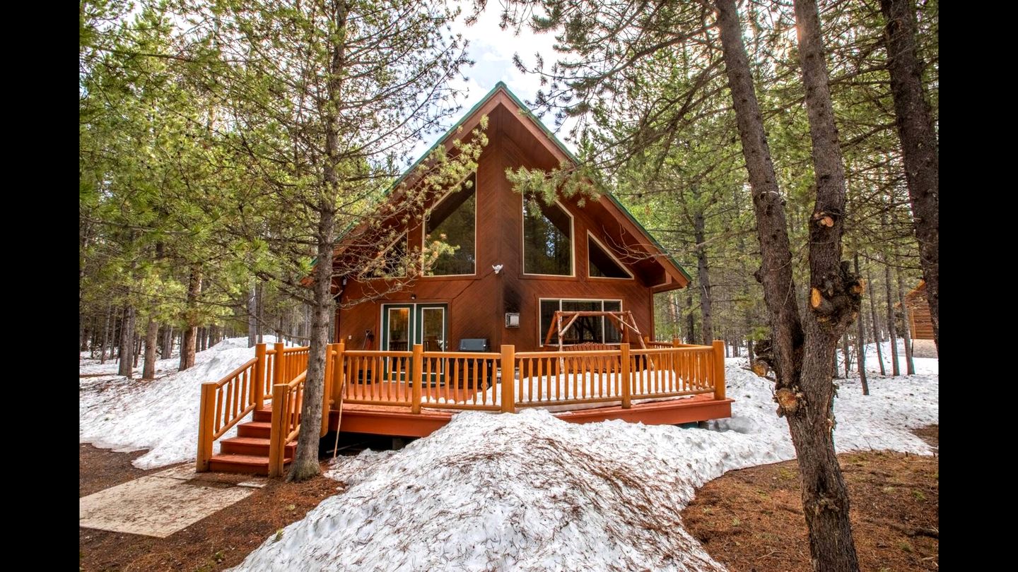 Cozy Island Park Cabin with Hot Tub & Lake Access near Rentals in Island Park, Idaho