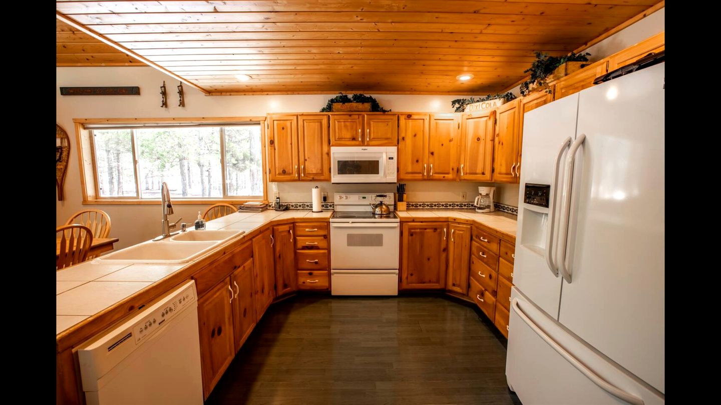 Cozy Island Park Cabin with Hot Tub & Lake Access near Rentals in Island Park, Idaho