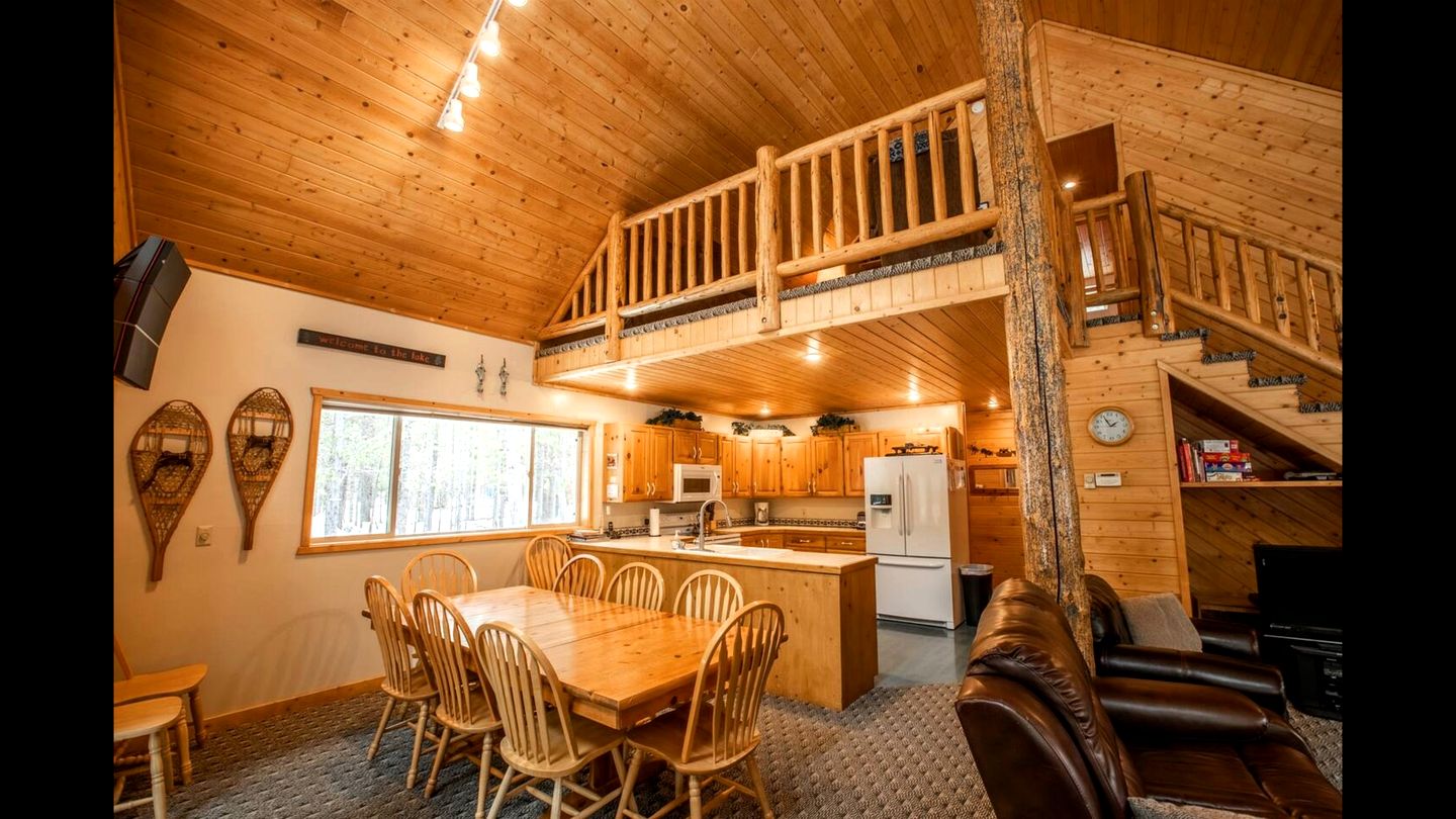 Cozy Island Park Cabin with Hot Tub & Lake Access near Rentals in Island Park, Idaho
