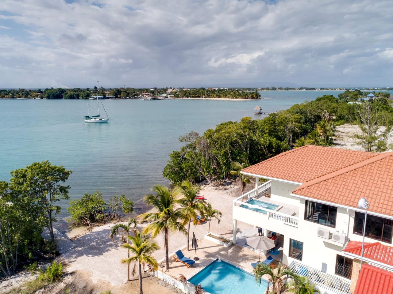 Awesome Beach House with Swimming Pool and Fantastic Vistas in Belize City, Belize District