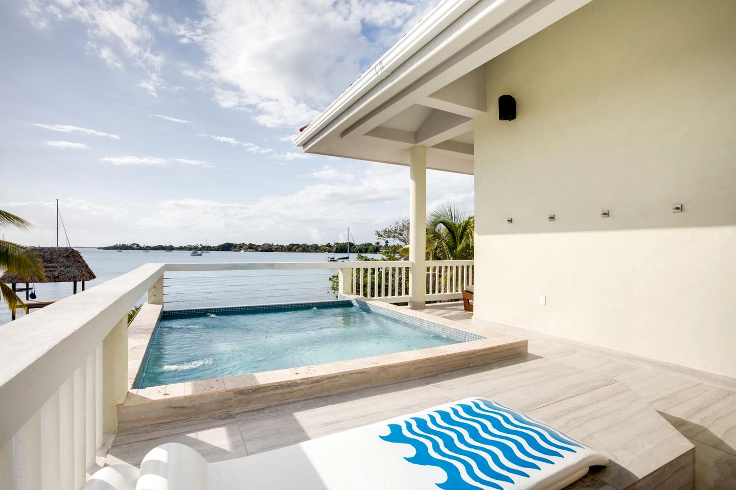 Awesome Beach House with Swimming Pool and Fantastic Vistas in Belize City, Belize District