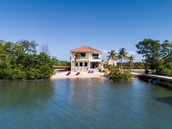Awesome Beach House with Swimming Pool and Fantastic Vistas in Belize City, Belize District