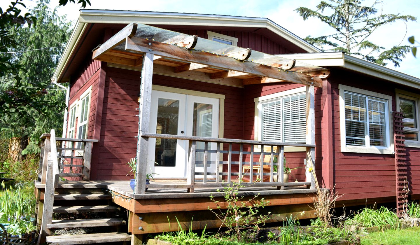 Storybook Cabin Rental with Private Yard Minutes from Chesterman Beach, Tofino