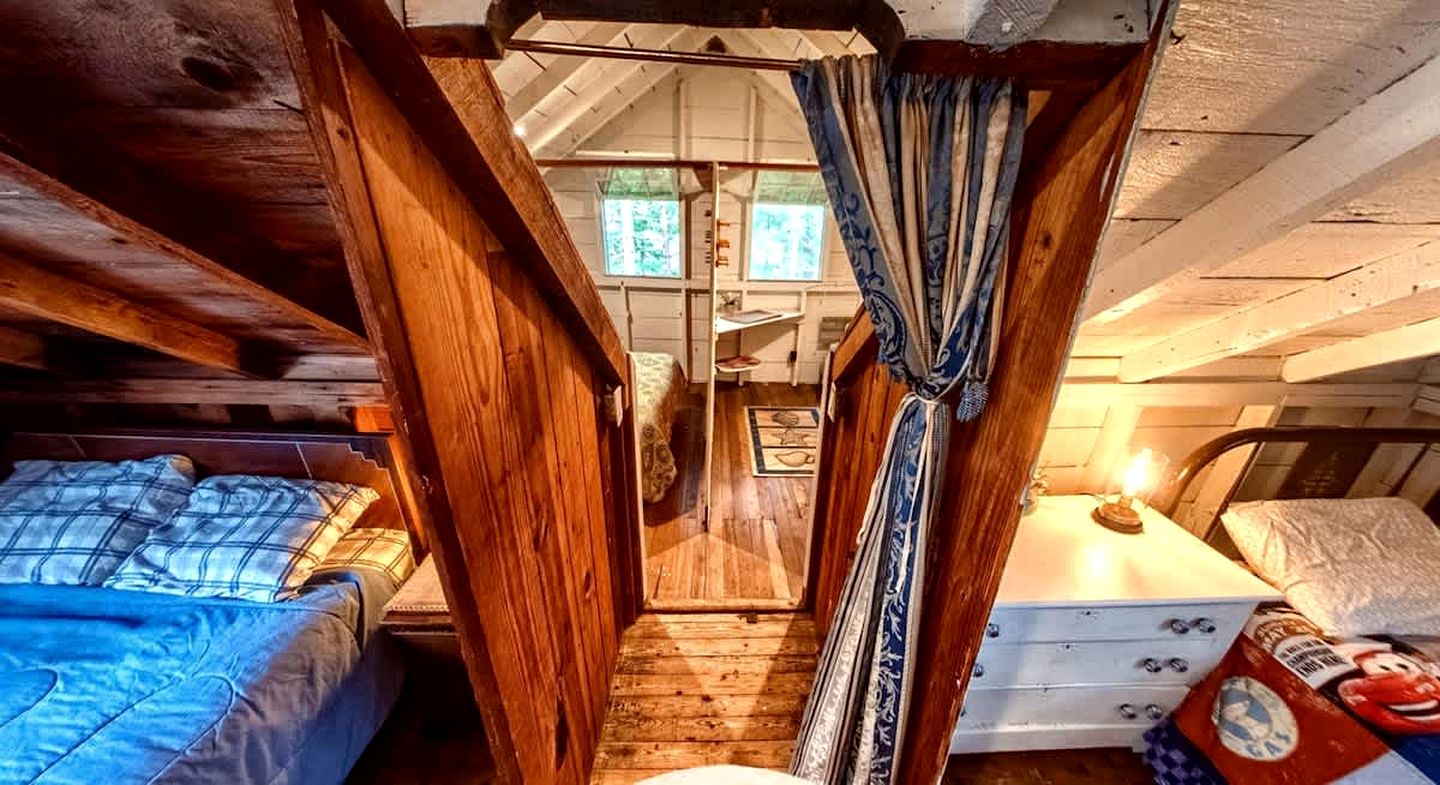 Cozy Spacious Cottage on Private Island for an Unforgettable Family Adventure on Brantingham Lake, New York