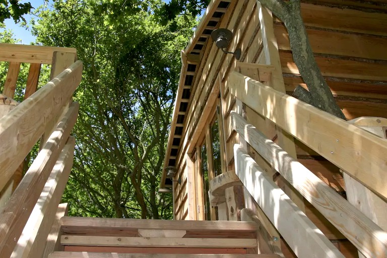 Steps up to Isle of Wight treehouse