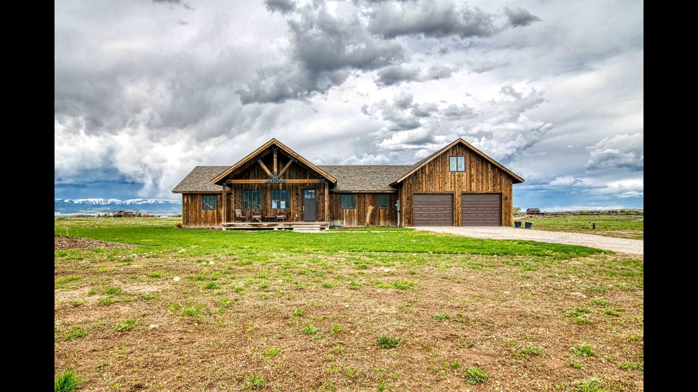 Isolated Cabin with Hot-Tub and Foosball Table in Idaho