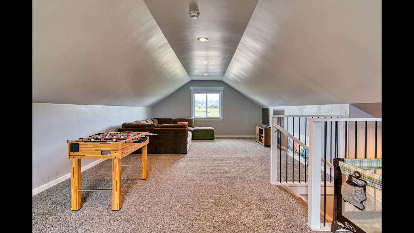 Isolated Cabin with Hot-Tub and Foosball Table in Idaho