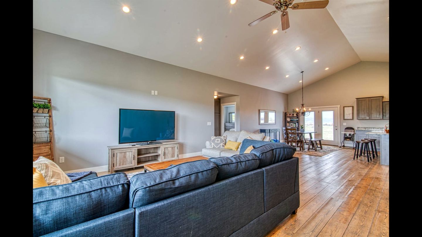 Isolated Cabin with Hot-Tub and Foosball Table in Idaho