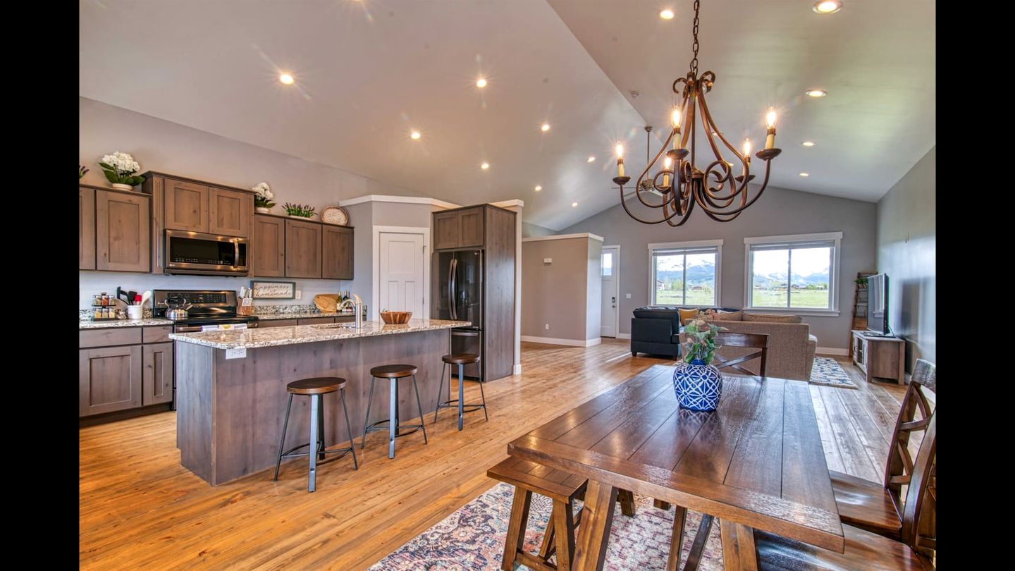 Isolated Cabin with Hot-Tub and Foosball Table in Idaho