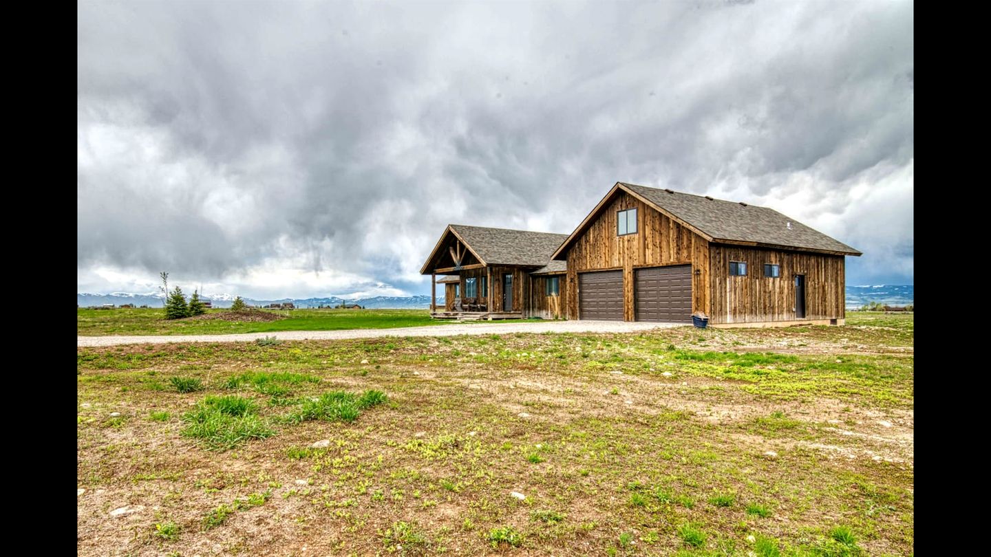 Isolated Cabin with Hot-Tub and Foosball Table in Idaho