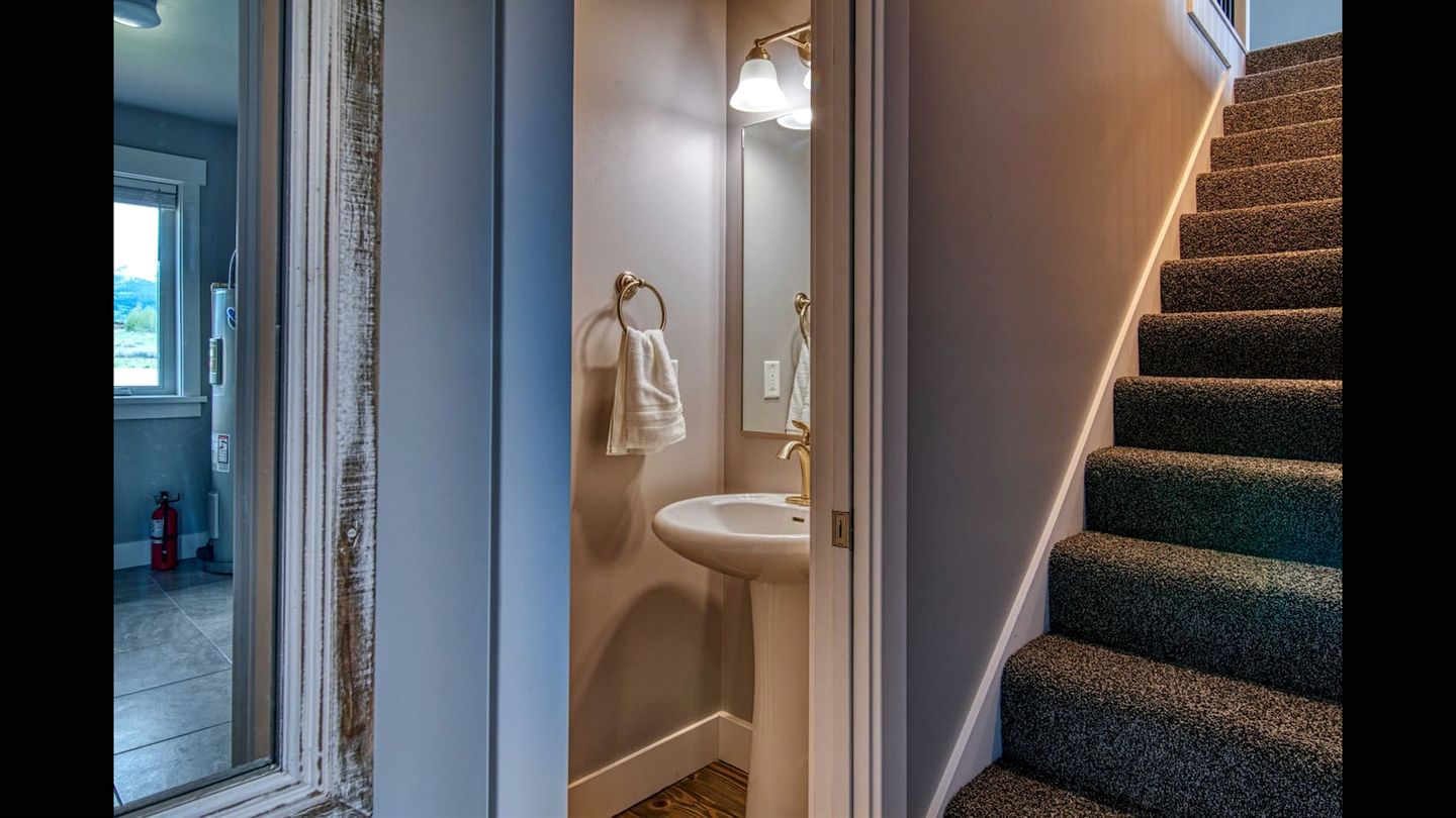 Isolated Cabin with Hot-Tub and Foosball Table in Idaho