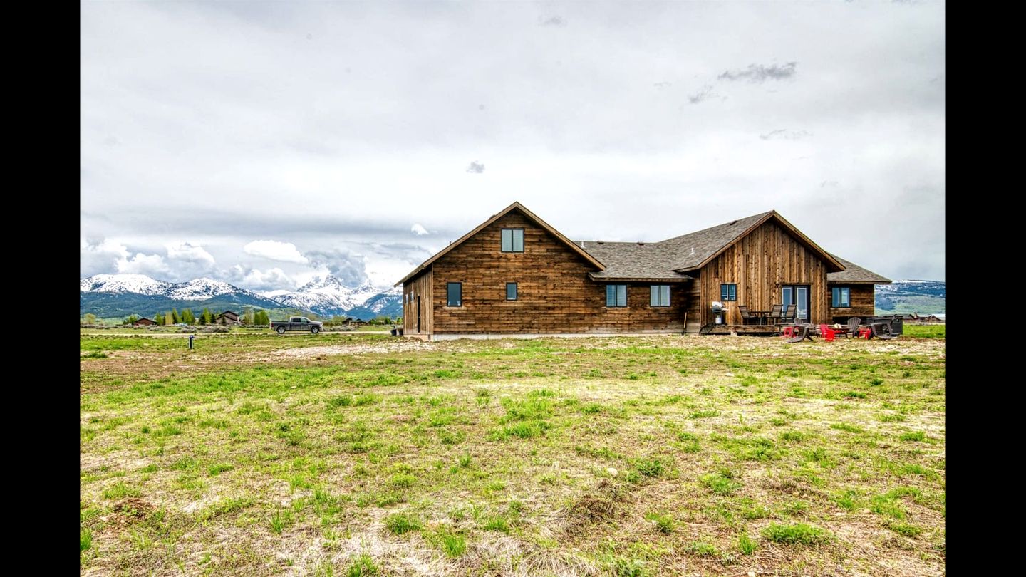 Isolated Cabin with Hot-Tub and Foosball Table in Idaho