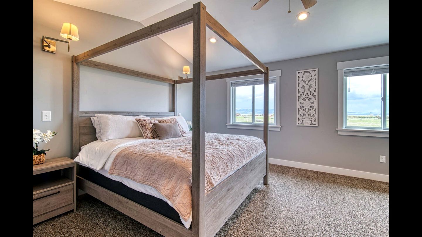 Isolated Cabin with Hot-Tub and Foosball Table in Idaho