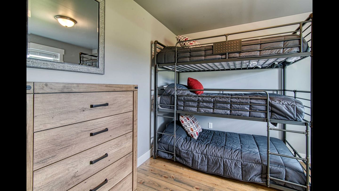 Isolated Cabin with Hot-Tub and Foosball Table in Idaho