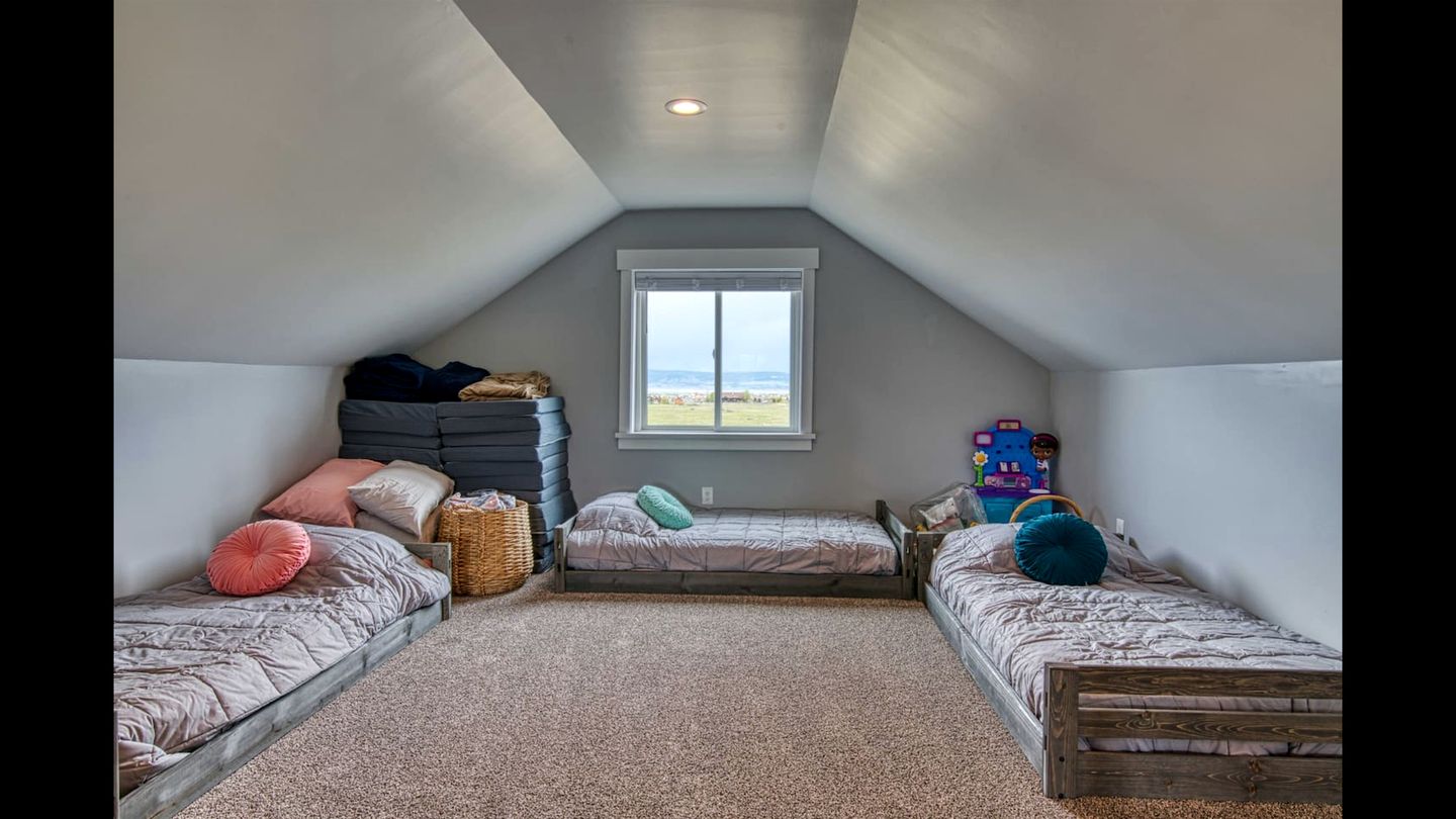Isolated Cabin with Hot-Tub and Foosball Table in Idaho