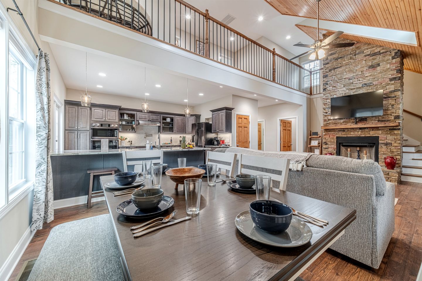 Amazing Modern Cabin with Games, Hot Tub, and Beautiful Views from the Deck for an Unforgettable Getaway in Helen, Georgia