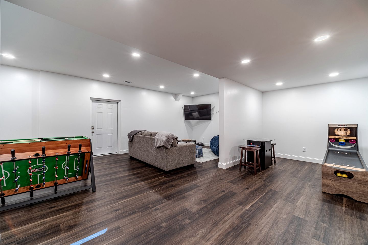 Amazing Modern Cabin with Games, Hot Tub, and Beautiful Views from the Deck for an Unforgettable Getaway in Helen, Georgia