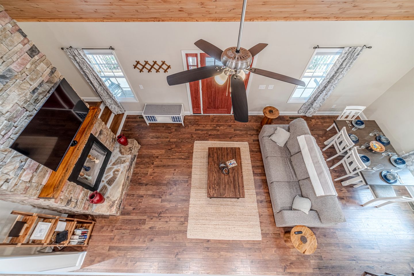 Amazing Modern Cabin with Games, Hot Tub, and Beautiful Views from the Deck for an Unforgettable Getaway in Helen, Georgia