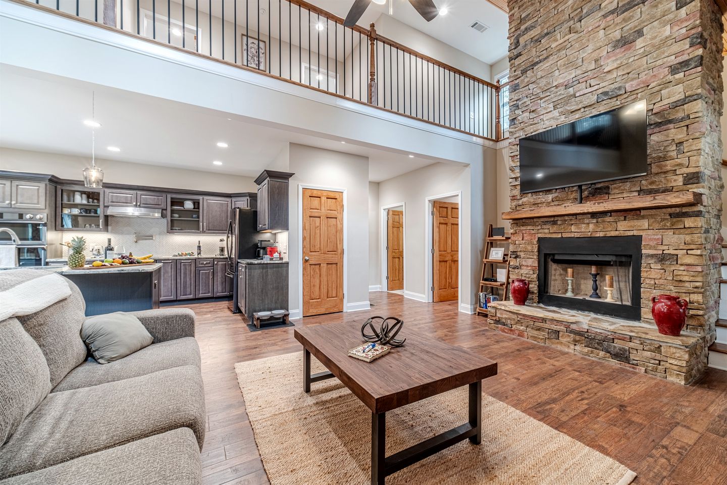 Amazing Modern Cabin with Games, Hot Tub, and Beautiful Views from the Deck for an Unforgettable Getaway in Helen, Georgia