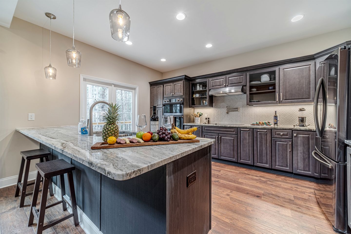 Amazing Modern Cabin with Games, Hot Tub, and Beautiful Views from the Deck for an Unforgettable Getaway in Helen, Georgia