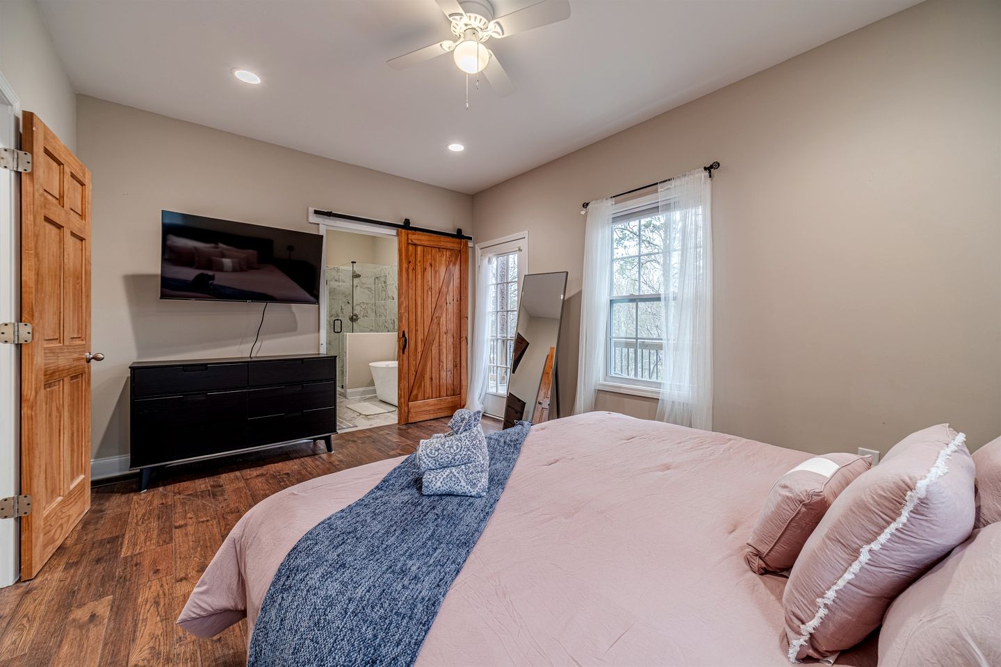 Amazing Modern Cabin with Games, Hot Tub, and Beautiful Views from the Deck for an Unforgettable Getaway in Helen, Georgia