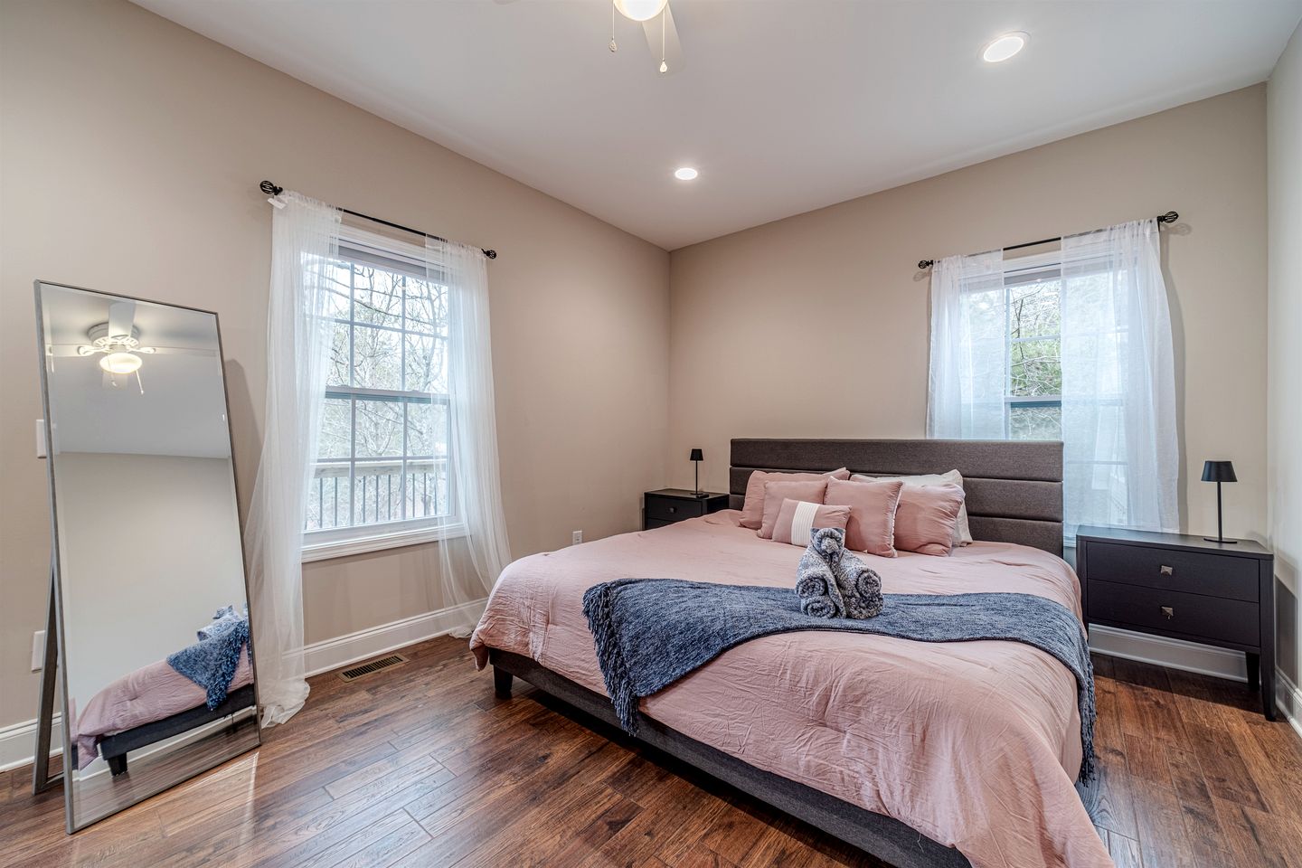 Amazing Modern Cabin with Games, Hot Tub, and Beautiful Views from the Deck for an Unforgettable Getaway in Helen, Georgia