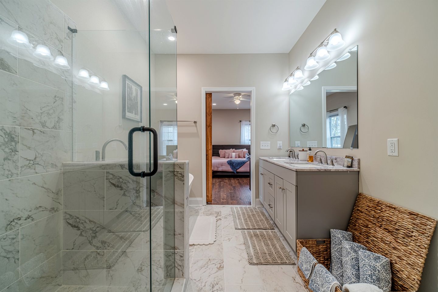 Amazing Modern Cabin with Games, Hot Tub, and Beautiful Views from the Deck for an Unforgettable Getaway in Helen, Georgia