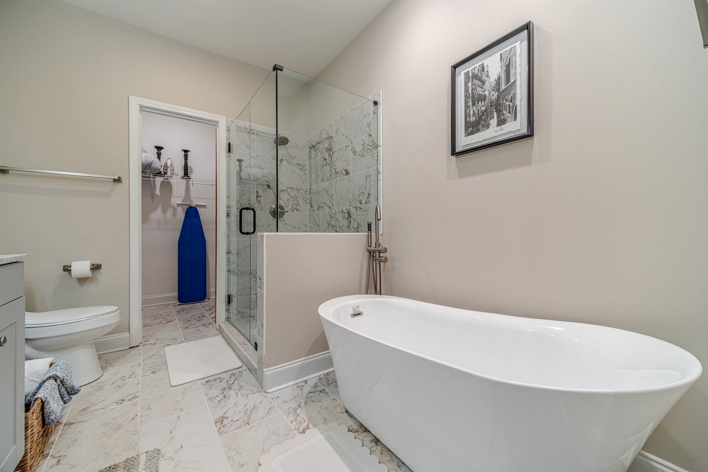 Amazing Modern Cabin with Games, Hot Tub, and Beautiful Views from the Deck for an Unforgettable Getaway in Helen, Georgia