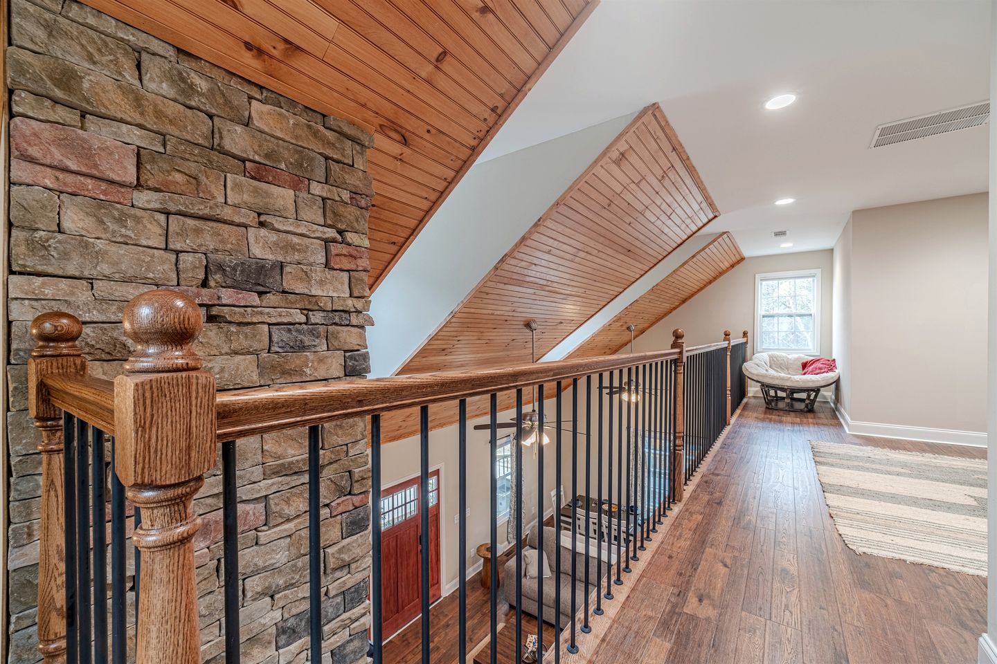 Amazing Modern Cabin with Games, Hot Tub, and Beautiful Views from the Deck for an Unforgettable Getaway in Helen, Georgia