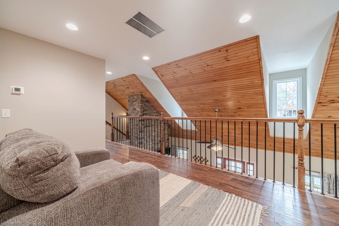 Amazing Modern Cabin with Games, Hot Tub, and Beautiful Views from the Deck for an Unforgettable Getaway in Helen, Georgia