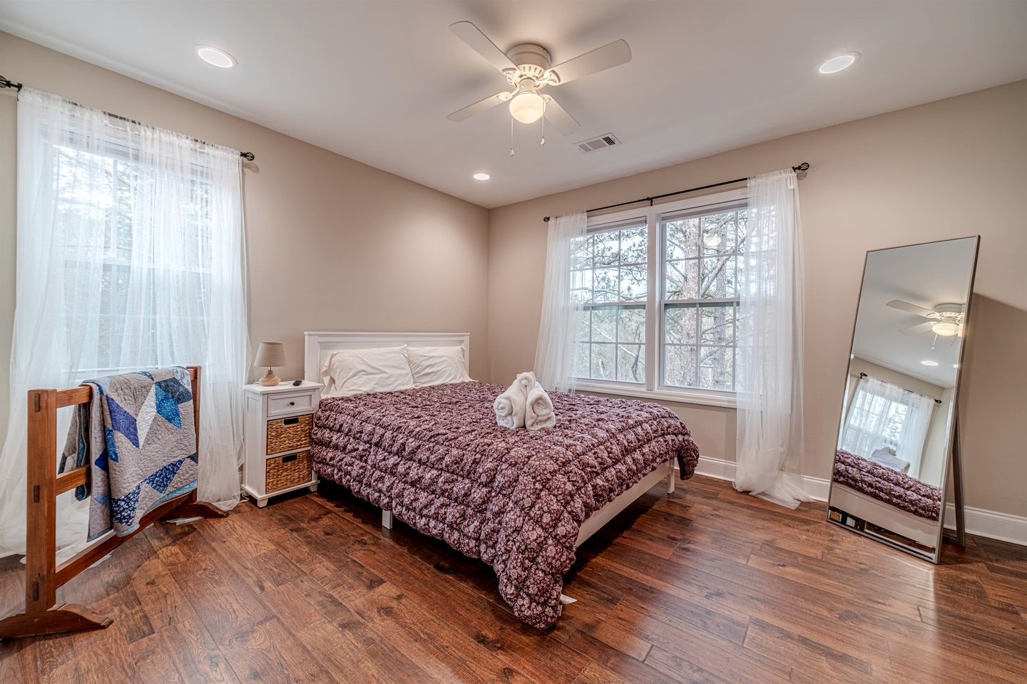 Amazing Modern Cabin with Games, Hot Tub, and Beautiful Views from the Deck for an Unforgettable Getaway in Helen, Georgia