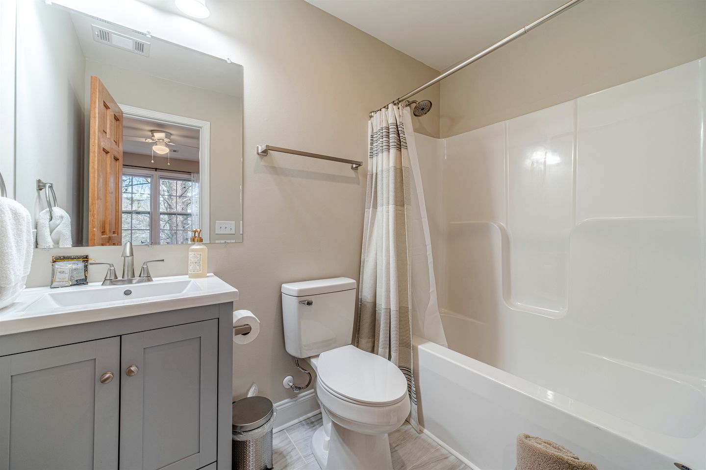 Amazing Modern Cabin with Games, Hot Tub, and Beautiful Views from the Deck for an Unforgettable Getaway in Helen, Georgia