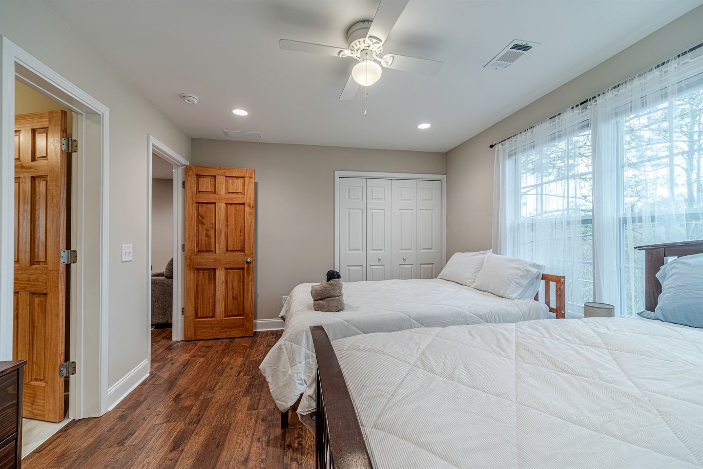 Amazing Modern Cabin with Games, Hot Tub, and Beautiful Views from the Deck for an Unforgettable Getaway in Helen, Georgia