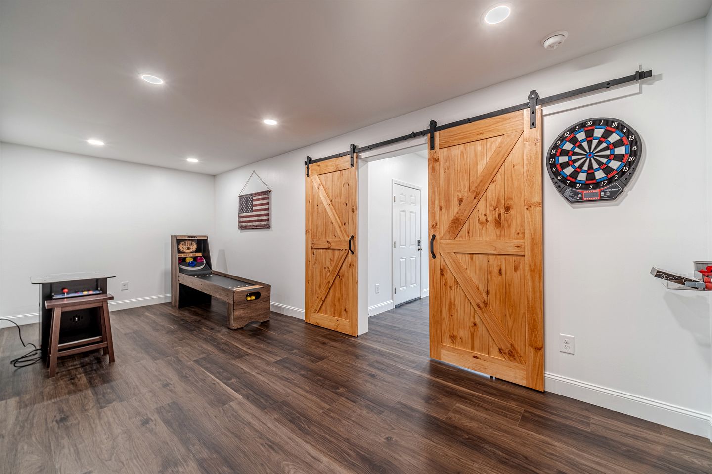 Amazing Modern Cabin with Games, Hot Tub, and Beautiful Views from the Deck for an Unforgettable Getaway in Helen, Georgia